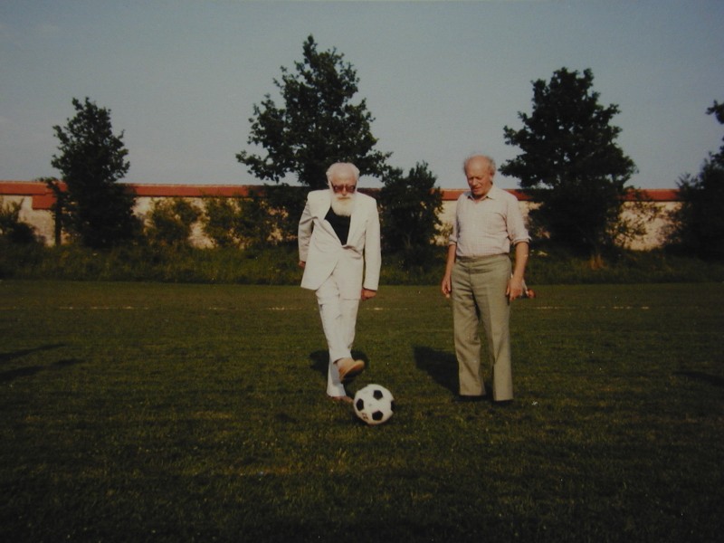 Weinreb beim Anspiel eines Fussballspieles anlässlich einer Tagung