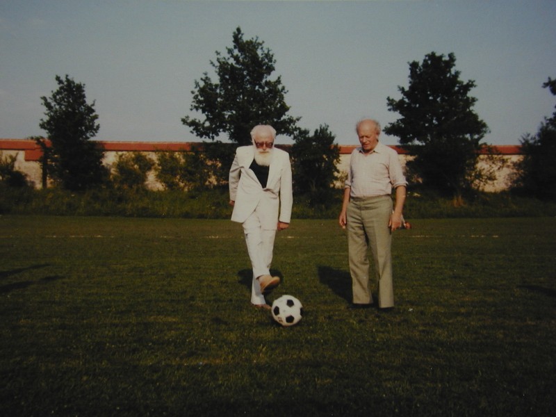 Weinreb beim Anspiel eines Fussballspieles anlässlich einer Tagung 